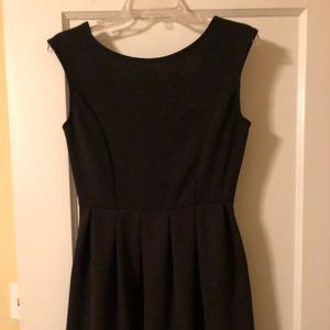 Party dress, boat neck, cap sleeve, gold thread